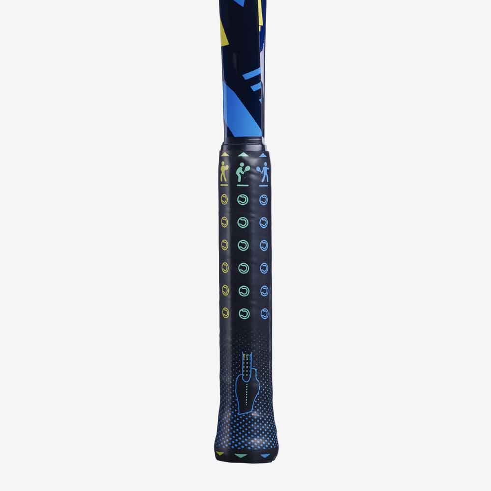 Detalhe do punho pedagógico Improvergrip da raquete de tênis infantil Babolat Ballfighter 25.