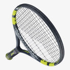 raquete-tenis-juvenil-babolat-carlitos-jr-25-vista-superior-com-detalhe-da-corda