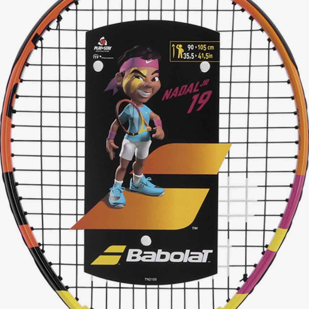 Detalhe de impresso da Raquete Babolat Nadal Junior 19 amarela e preta vista de frente, indicando a altura da criança.