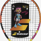 Detalhe de impresso da Raquete Babolat Nadal Junior 19 amarela e preta vista de frente, indicando a altura da criança.