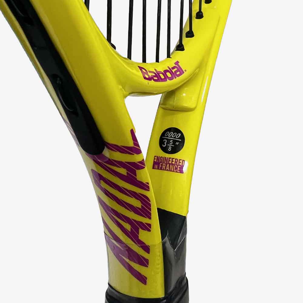 Detalhe de impresso da empunhadura da Raquete Babolat Nadal Junior 19 amarela e preta.
