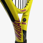 Detalhe de impresso da empunhadura da Raquete Babolat Nadal Junior 19 amarela e preta.