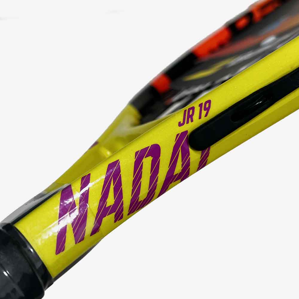 Detalhe impresso assinatura Nadal Jr. 19 da Raquete Babolat Nadal Junior 19 amarela e preta.