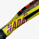 Detalhe impresso assinatura Nadal Jr. 19 da Raquete Babolat Nadal Junior 19 amarela e preta.