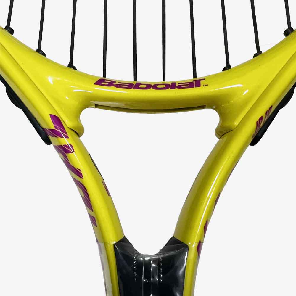 Detalhe do coração da Raquete Babolat Nadal Junior 19 amarela e preta.