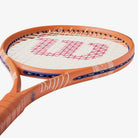 Vista Lateral, em perspectiva da Raquete Wilson Roland Garros 2026 valorizando motivos parisienses.