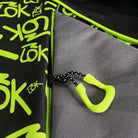 Detalhe lateral da raqueteira LÕK Gen 2 mostrando o bolso com zíper e ajuste por cordão para acessórios rápidos.