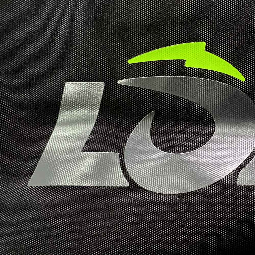 Close-up do tecido em poliéster 600D da raqueteira LÕK, enfatizando a durabilidade do material.