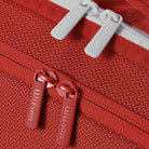Detalhe dos zíperes da Raqueteira de Tênis Wilson Super Tour 6 Pack vermelha.