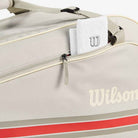 Vista lateral da raqueteira de Tênis Wilson Team 6PK destacando os bolsos de acessórios.