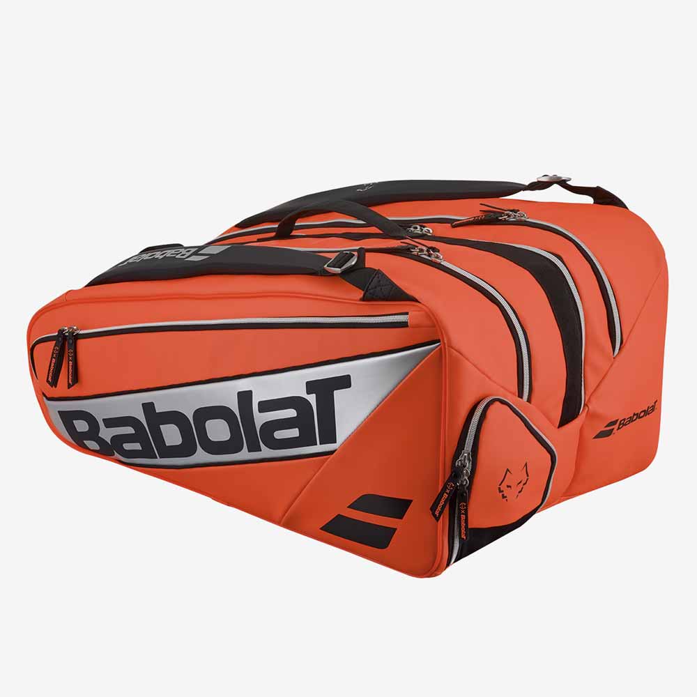 Vista  3/4 base da raqueteira Babolat RH Pro Juan Lebron em cores laranja e preto.