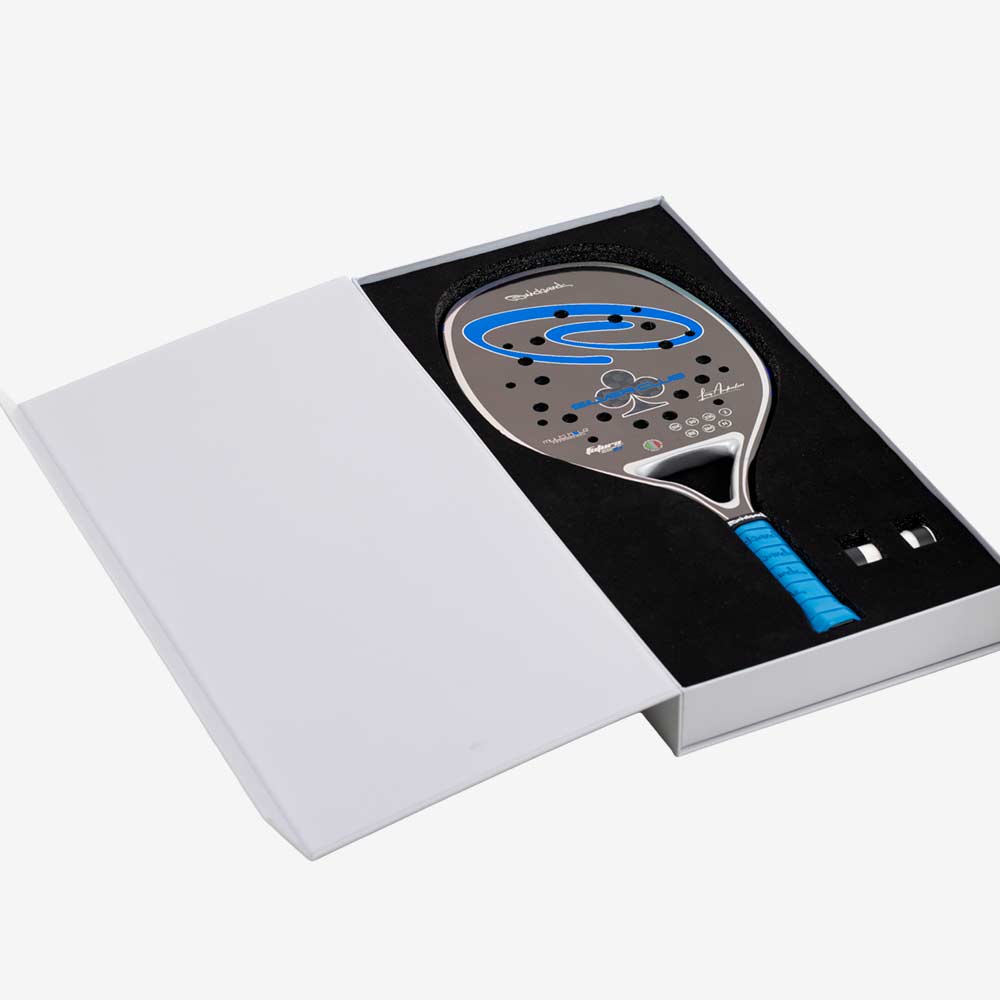 caixa-exclusiva-raquete-quicksand-silver-club-2026-aberta-com-visao-de-dois=overgrips