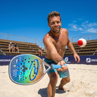 Atleta dando um golpe com sua Raquete de Beach Tennis Quicksand Silver Club 2026 - Luca Andreolini