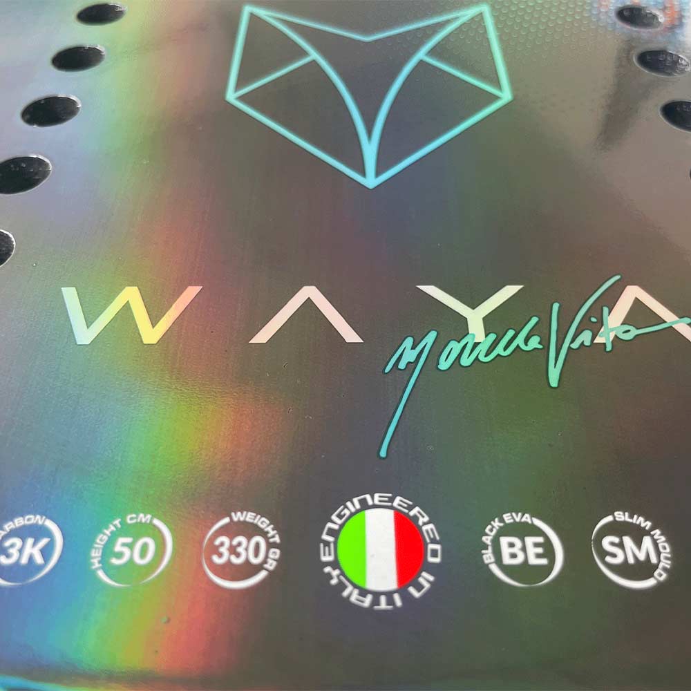 Detalhe da Assinatura impressa da Marcela Vita, jogadora profissional na Vista frontal da Raquete de Beach Tennis Quicksand Waya 2025.
