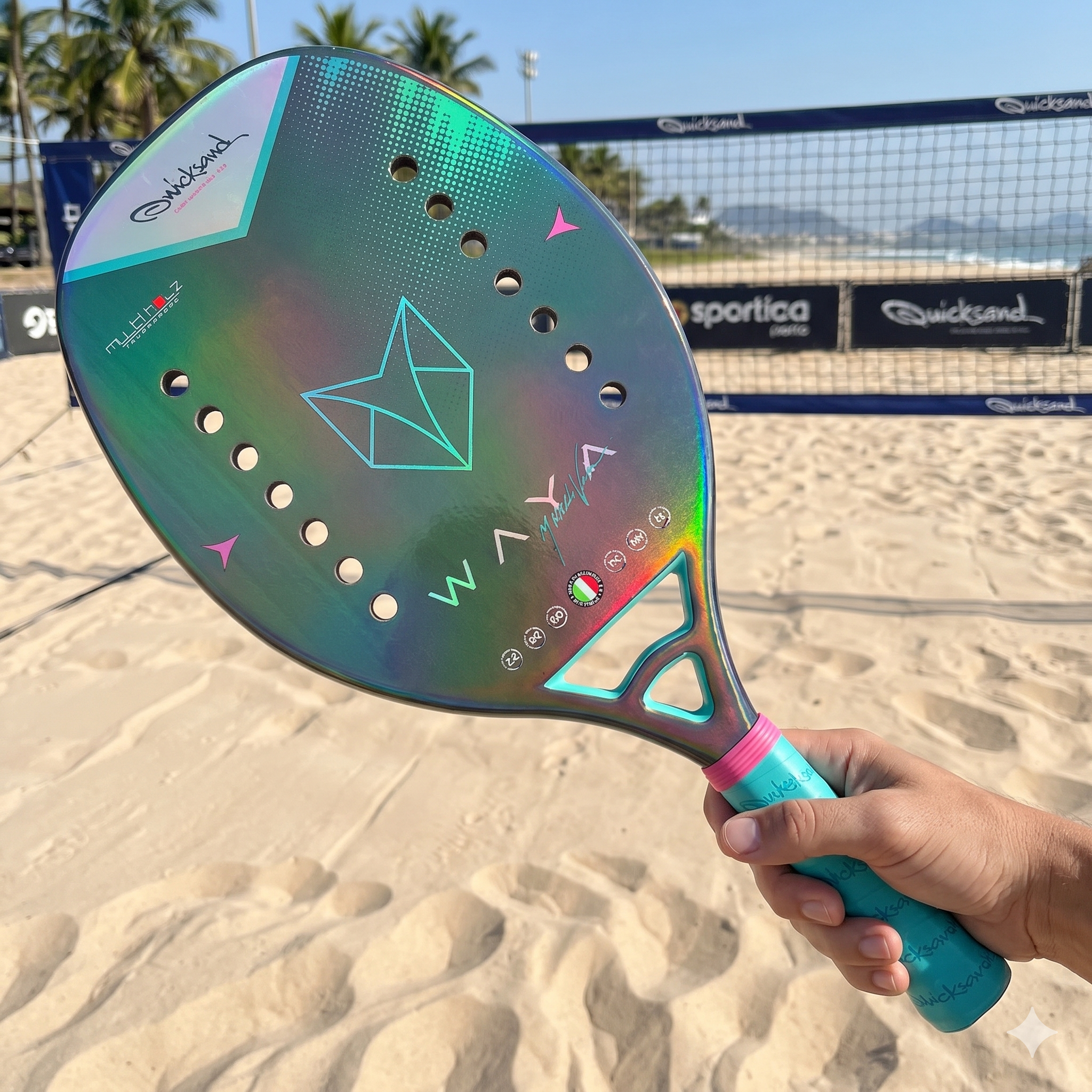 Detalhe da Raquete de Beach Tennis Quicksand Waya 2025 Marcela Vita, no sol com seus reflexos iluminados. Design exclusivo.